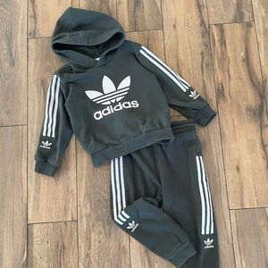 Adidas size 3-4 years khaki